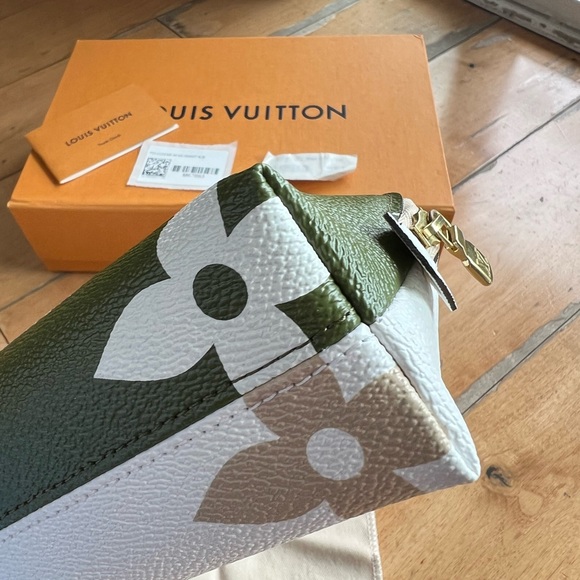 Louis Vuitton cosmetic case - Picture 7 of 13